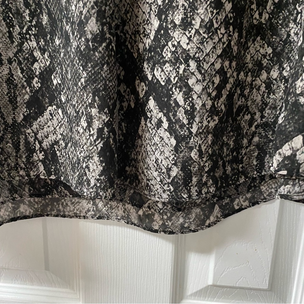 Jennifer Lopez for Kohl’s Size 1X Chic Snake Print Bell Sleeve Chiffon Blouse - Picture 11 of 11